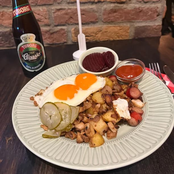 Biksemad med stekt ägg, rödbetor och inlagd gurka