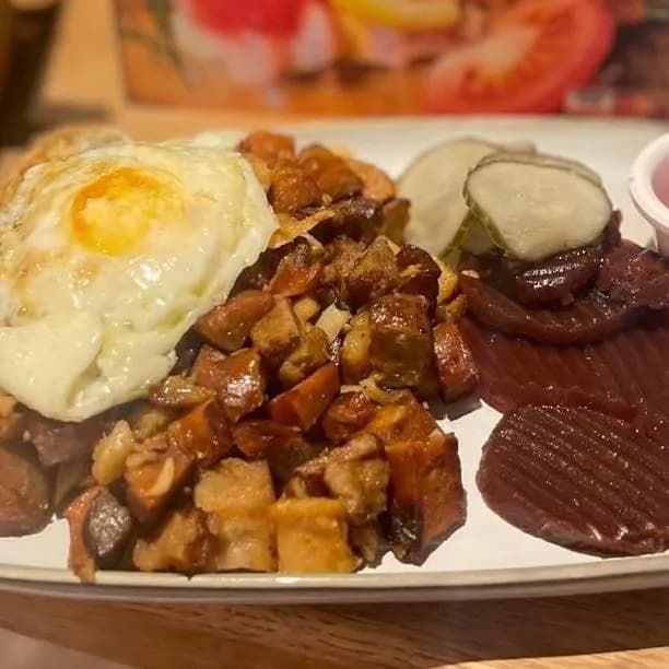 Biksemad med stekt ägg, rödbetor och saltgurka