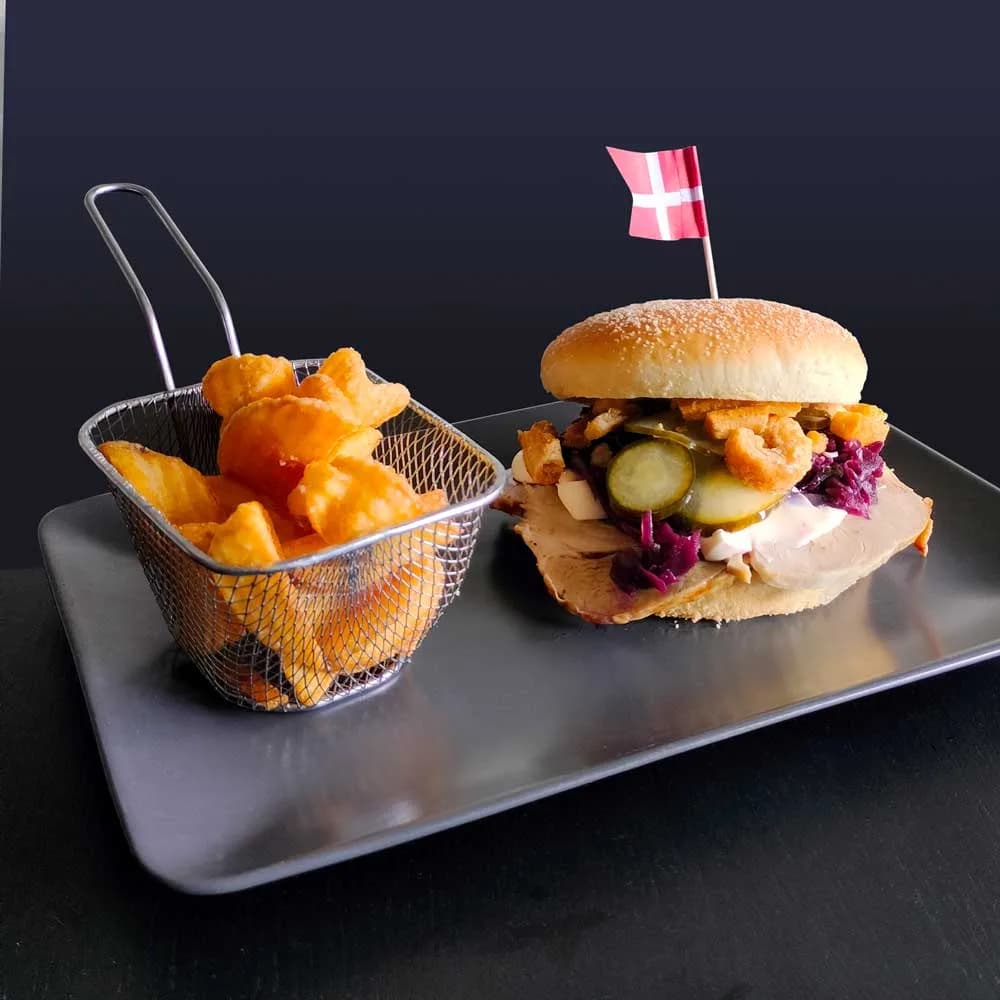 Burgare med crispers serverad på bricka