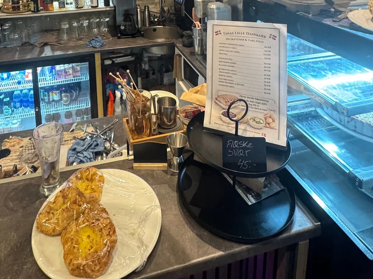 Disken i restaurangen där take away hämtas, med kyldisk, bakverk och hyllan med snaps