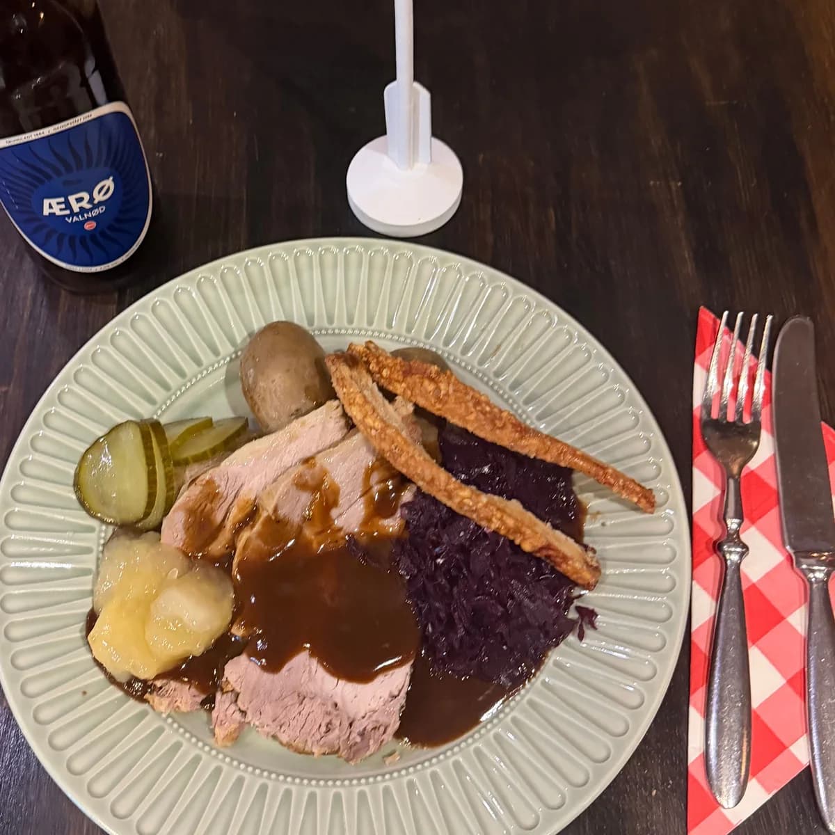 Skivad dansk flæskesteg med knaprig svål, brunsås, kokt potatis och rödkål