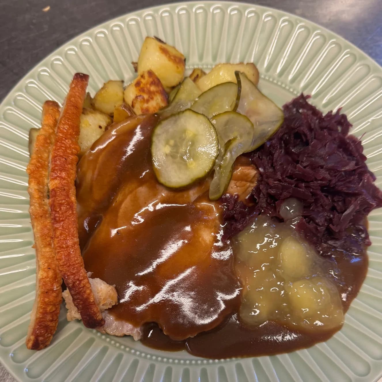 Dansk flæskesteg med brunsås, rödkål, äppelkompott och knaprig svål