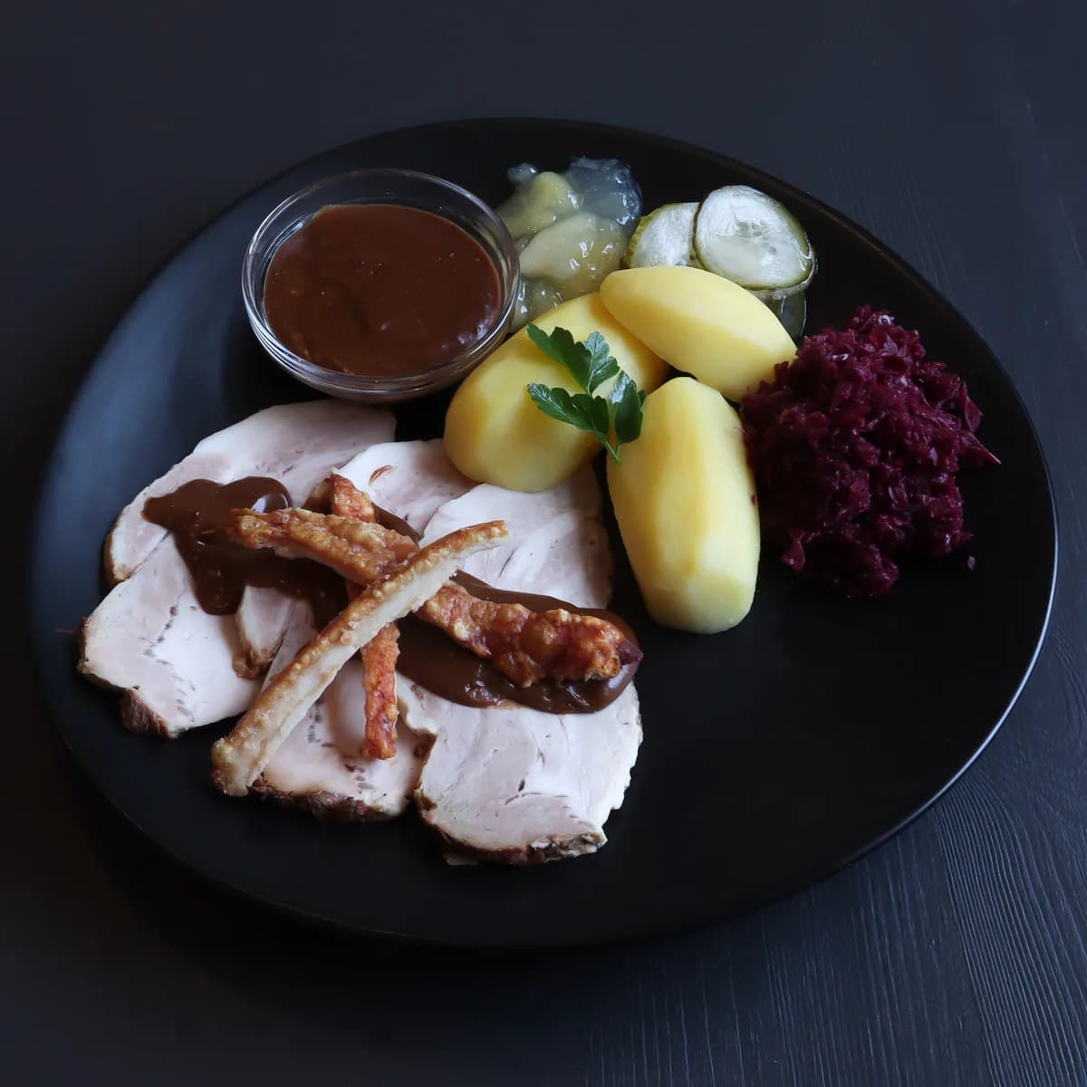 Dansk flæskesteg med brunsås, rödkål och kokt potatis