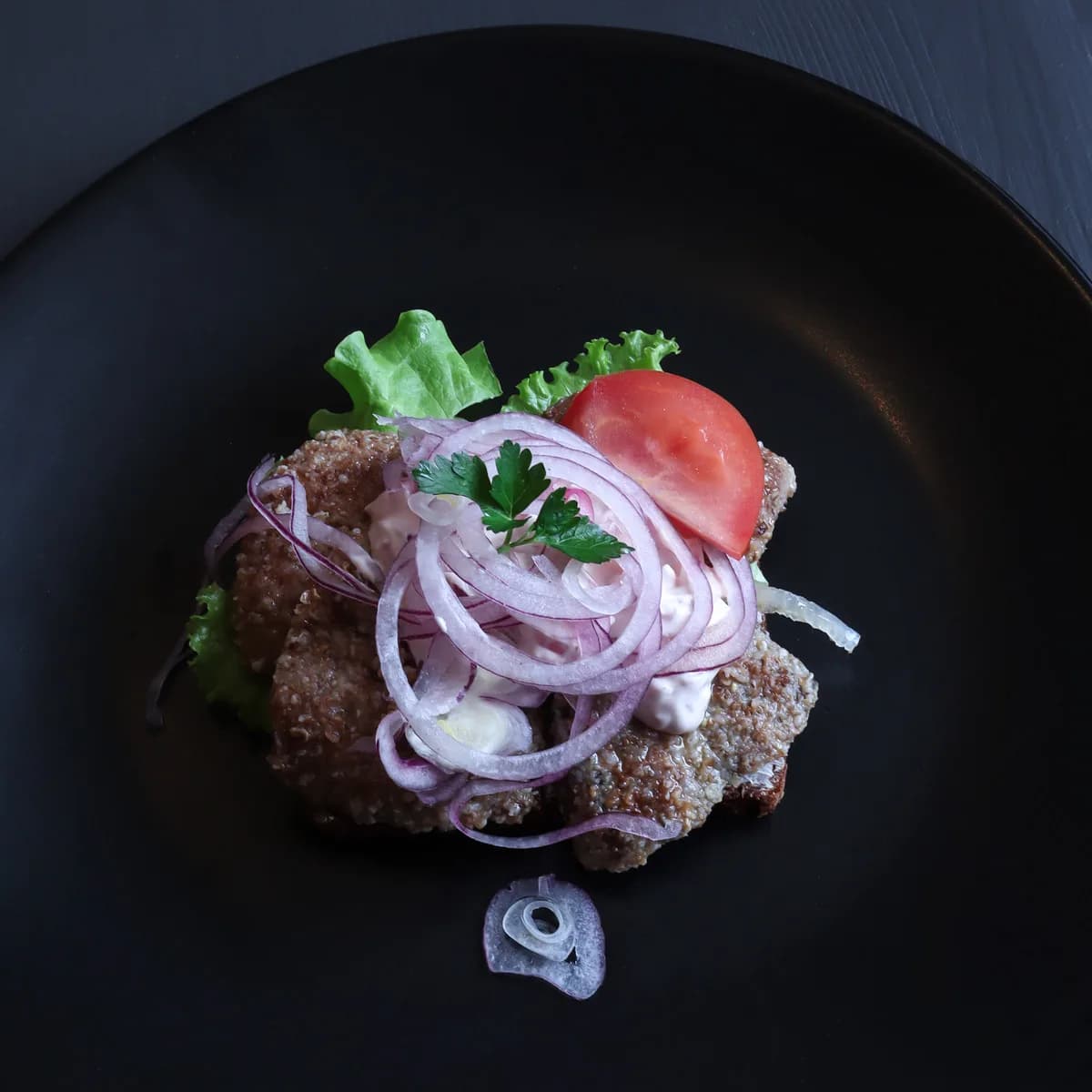 Smørrebrød med hemmagjorda frikadeller och rödlök