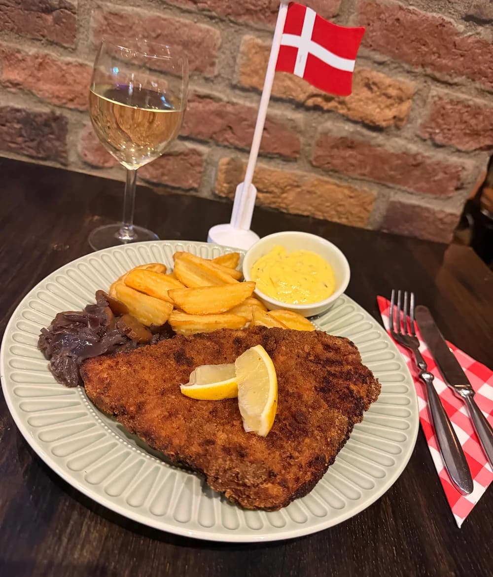 Panerad schnitzel med citron och stekt potatis