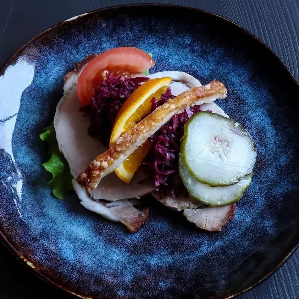 Smørrebrød med flæskesteg, rödkål, apelsin och flæskesvær