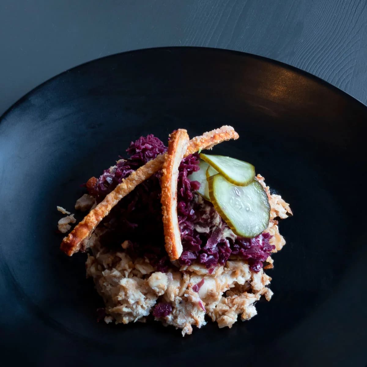 Smørrebrød med flæskesteg, rödkål och flæskesvær