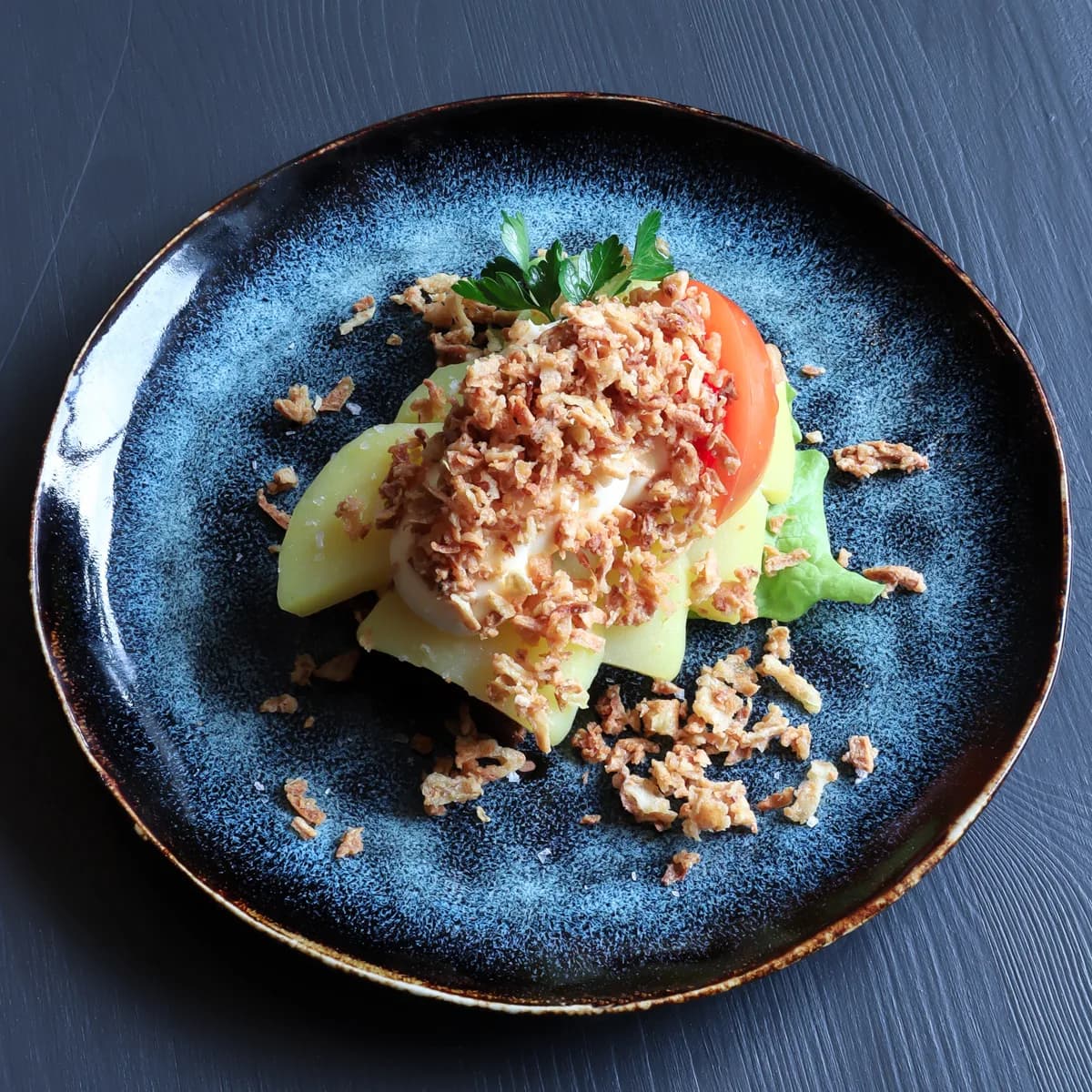 Smørrebrød med potatis, majonnäs och rostad lök