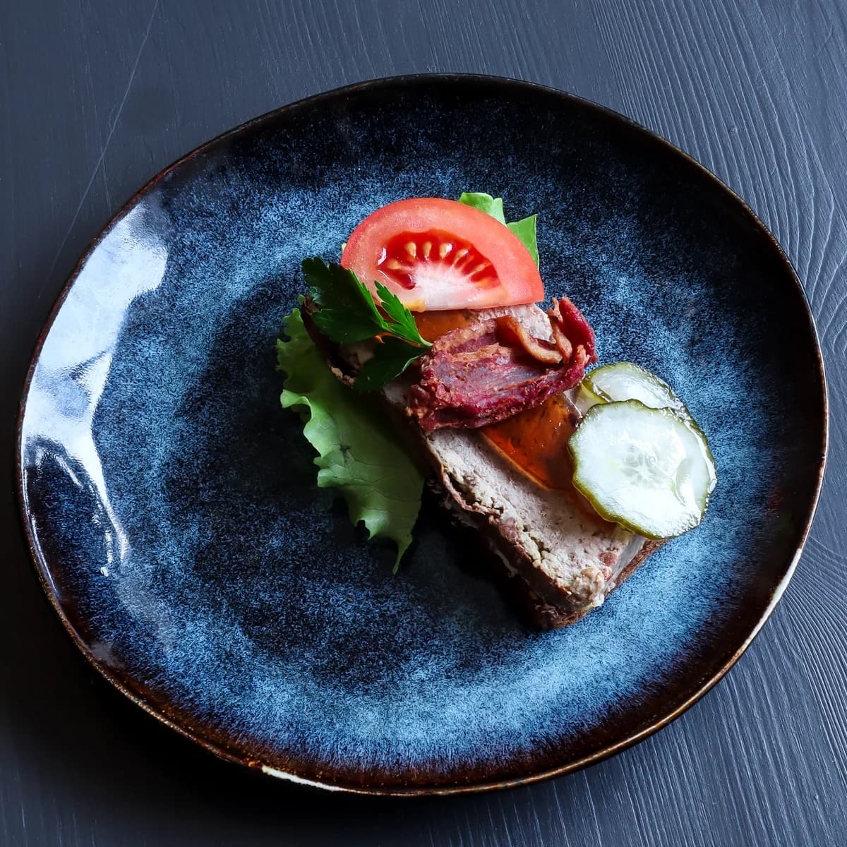 Smørrebrød med leverpastej, inlagd gurka och tomat