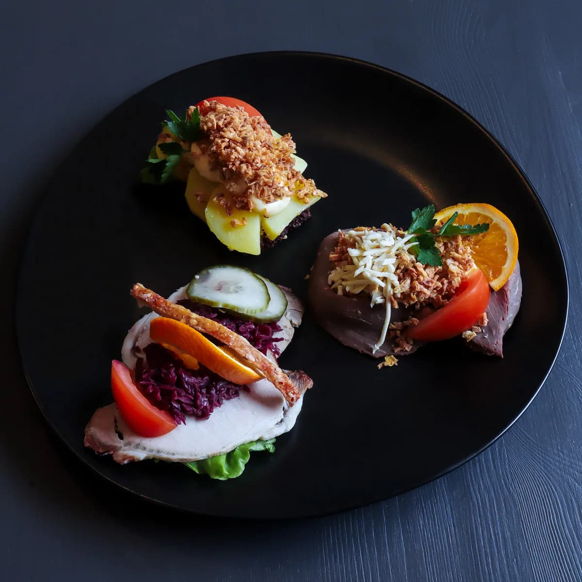 Smørrebrød med ägg, räkor och citron på danskt rågbröd