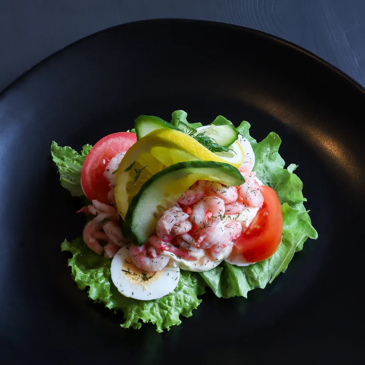 Smørrebrød med handskalade räkor, ägg, tomat och citron