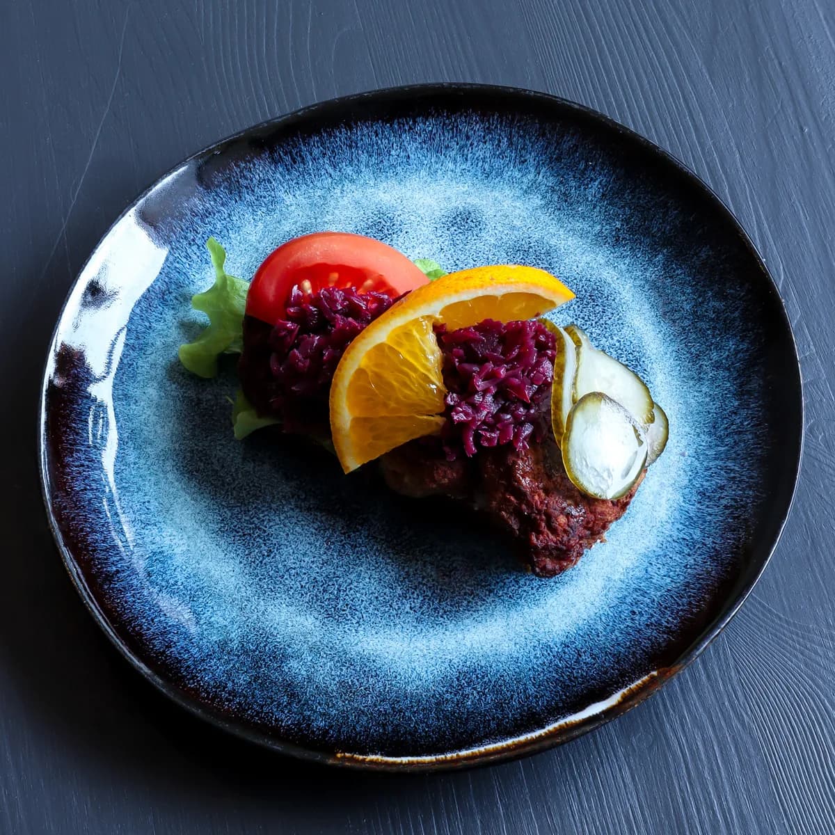 Smørrebrød med rödkål, apelsin och inlagd gurka