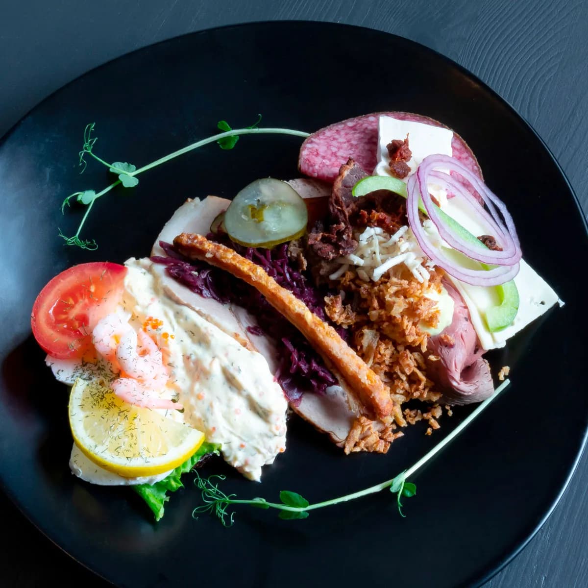 Uppdukade danska smørrebrød på ett långbord