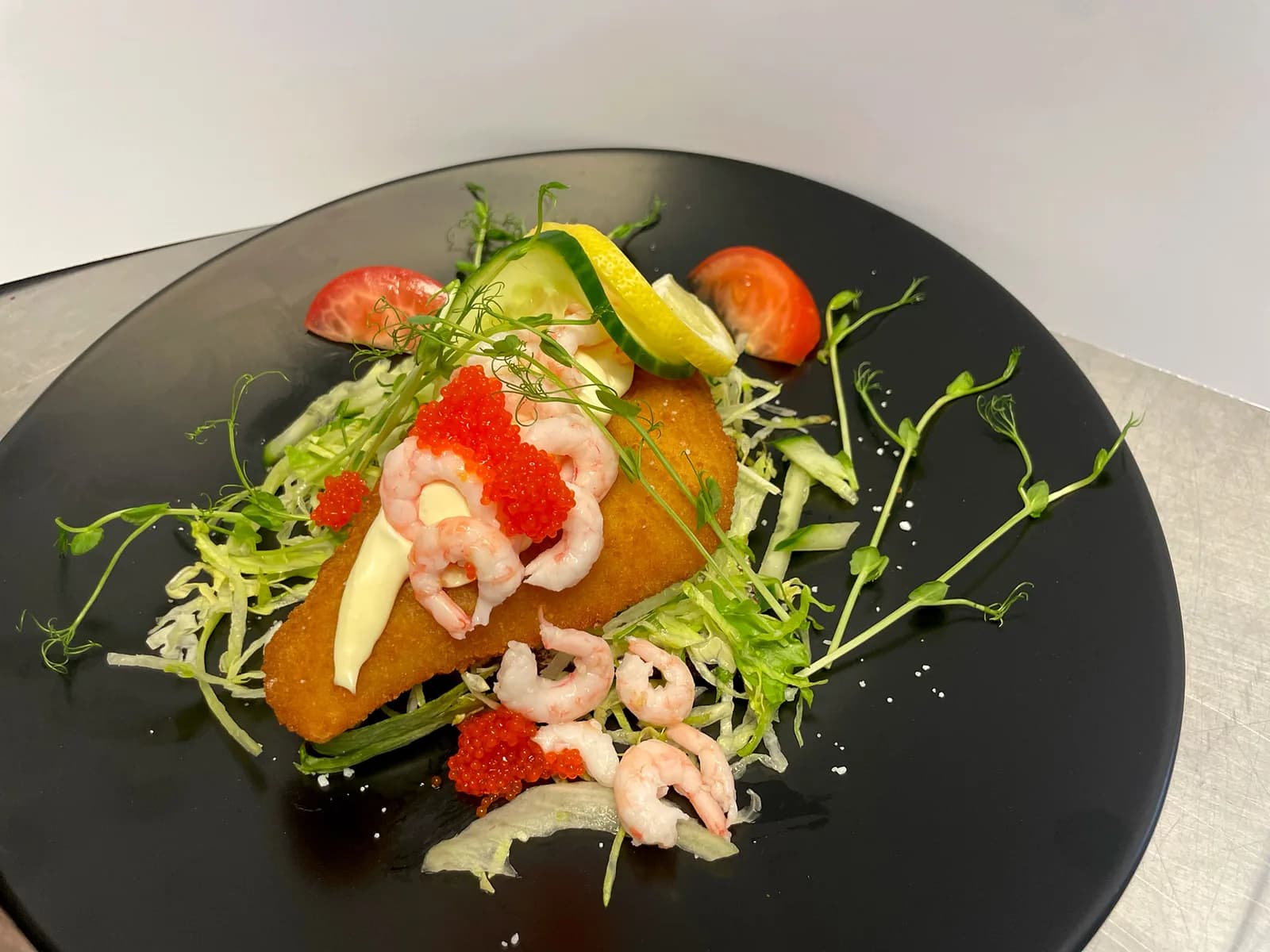 Tinas stjerneskud med dubbelpanerad spätta, räkor och fiskrom