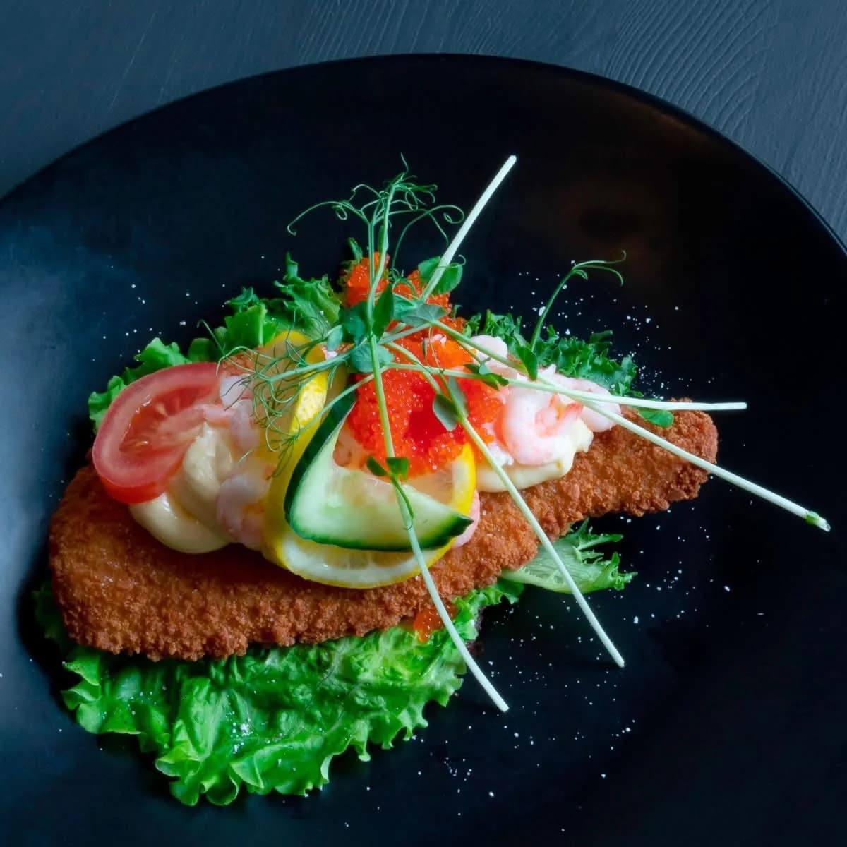 Tinas stjerneskud med dubbelpanerad spätta, räkor och fiskrom