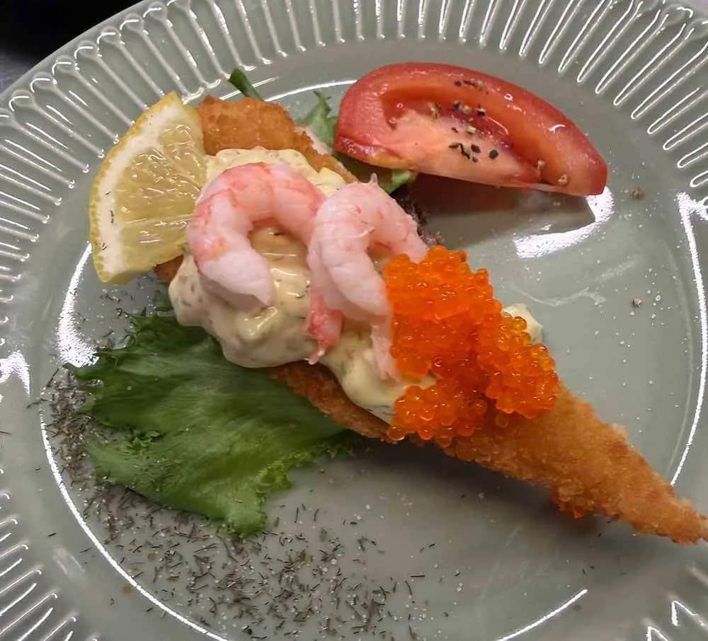 Tinas stjerneskud med dubbelpanerad spätta, räkor och fiskrom