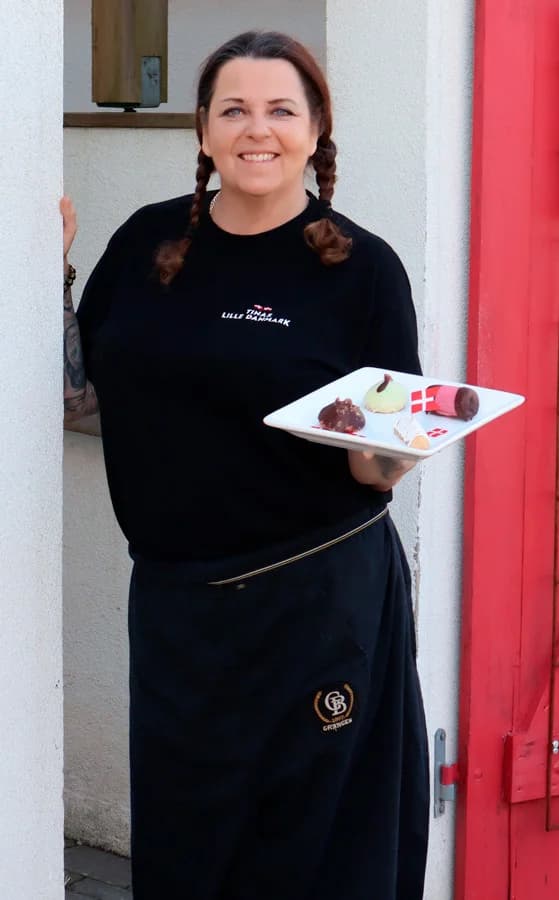 Tina utanför restaurangen med en tallrik i handen